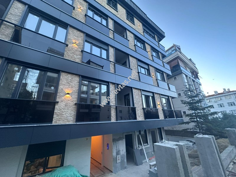 63 IŞIKLAR CİVARI SOKAĞA CEPHE BALKONLU AYRI MUTFAKLI 1+1