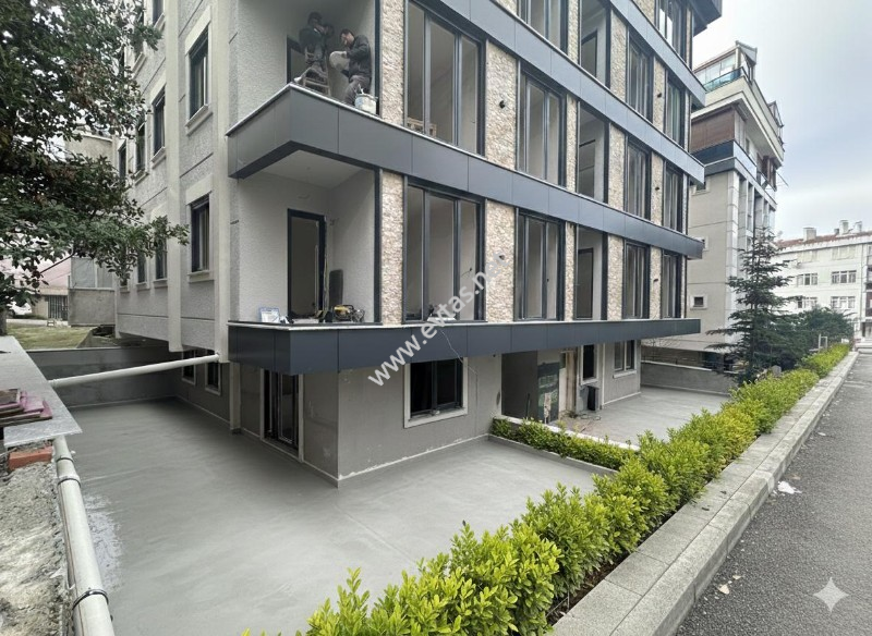 63 IŞIKLAR CİVARI SOKAĞA CEPHE M&Uuml;STAKİL BAH&Ccedil;E TERASLI 2+1