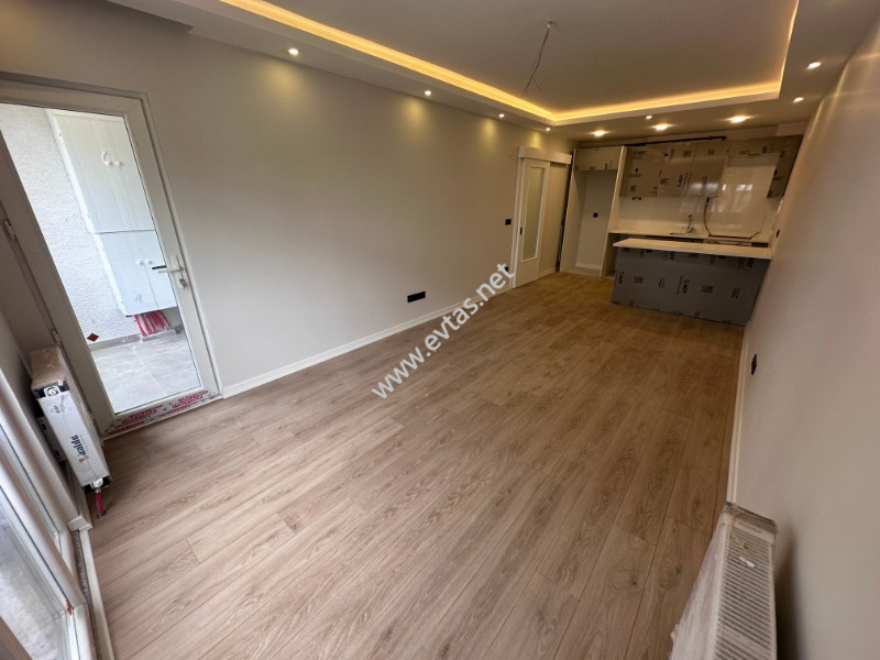 63 IŞIKLAR CİVARI &Ouml;N SOKAĞA CEPHE 2.ARAKAT GENİŞ SALON 2+1